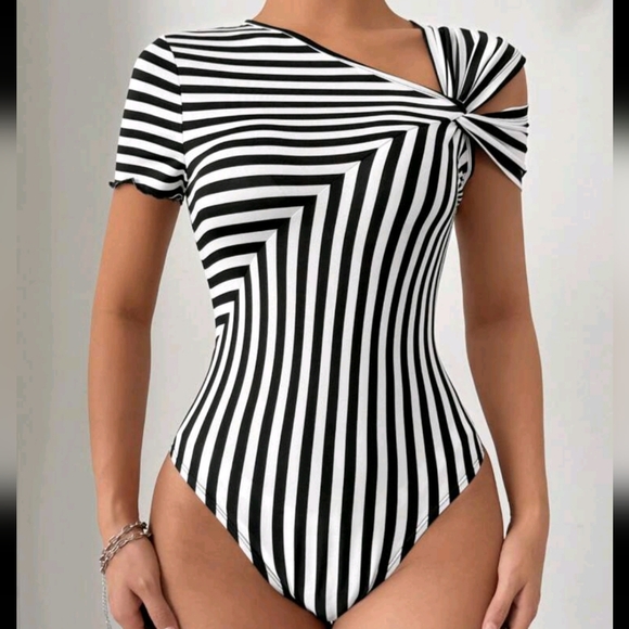 Black & White Striped Asymmetrical Shoulder Design Cold-Shoulder Twist Knit Body - Picture 2 of 4